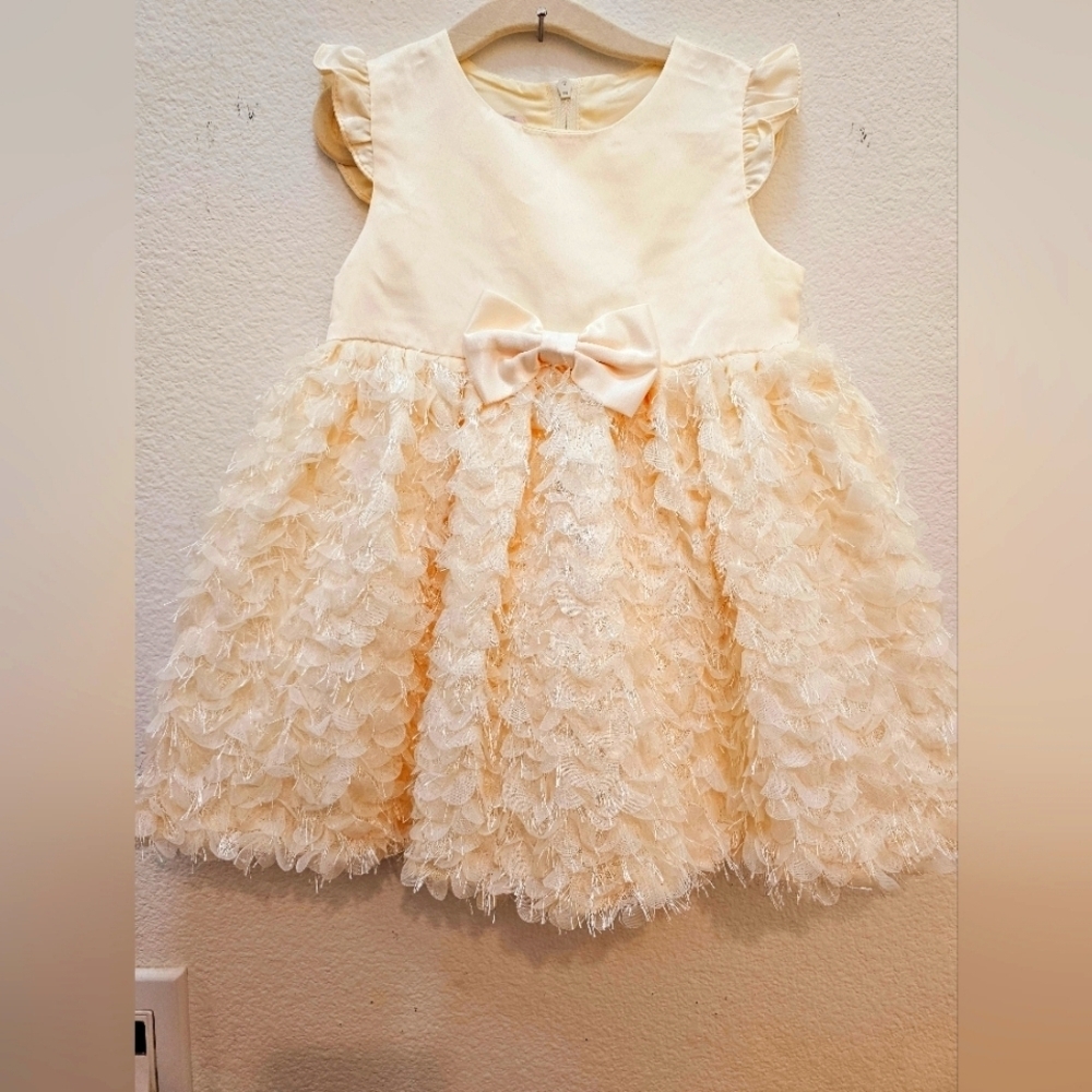 Baby Girl Cream Ruffled Sleeveless Dress with Bow 24months.